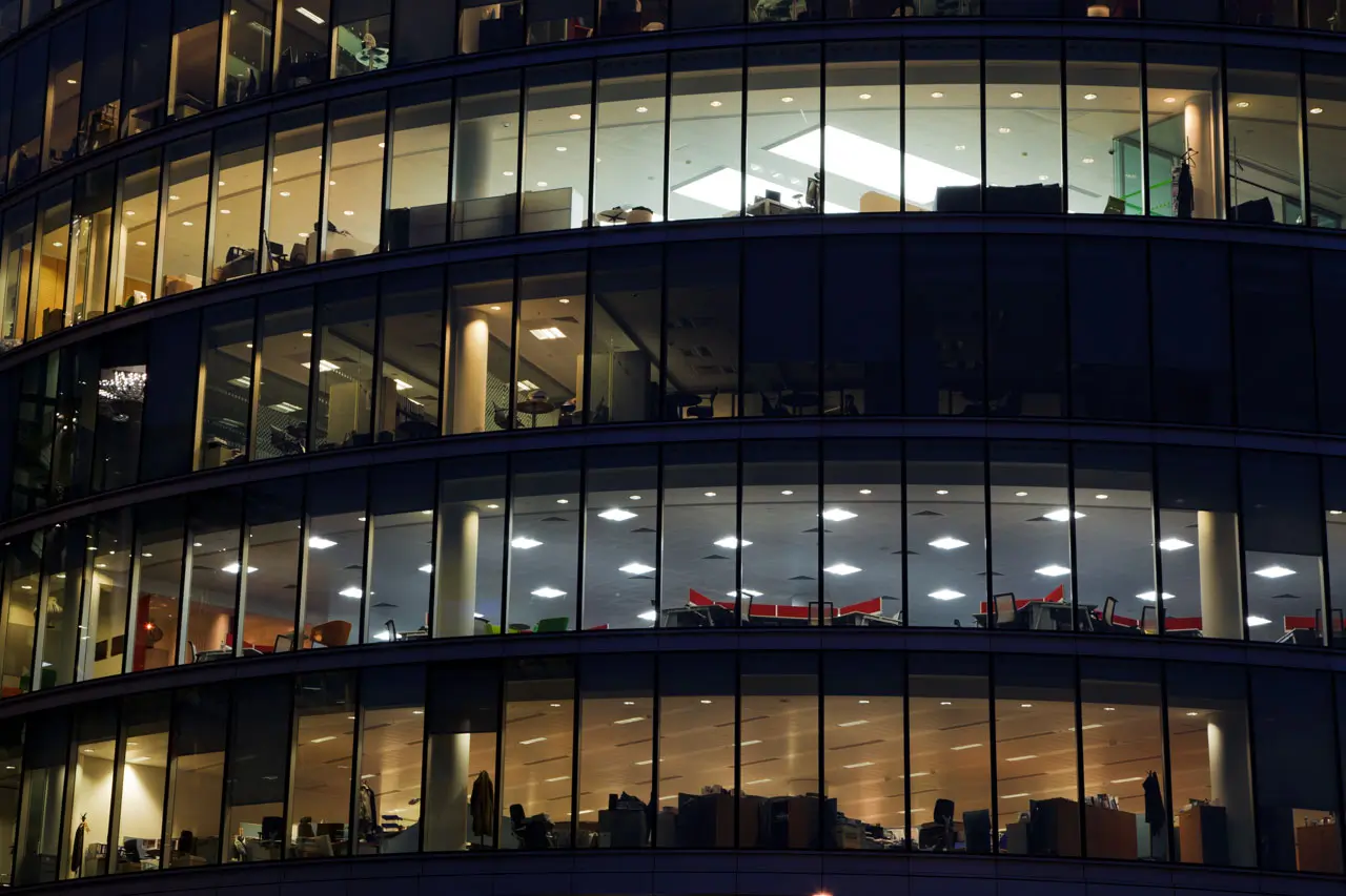 offices-at-night-11287917613w4vZ