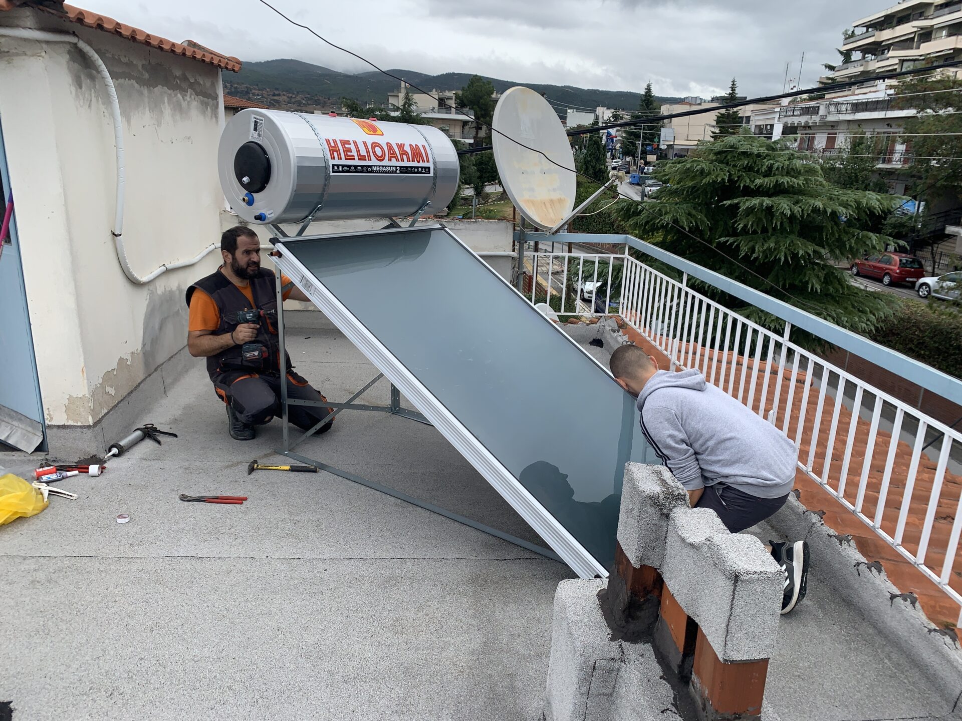 egkatastasi_iliakou Εγκατάσταση ηλιακού θερμοσίφωνα απο 2 τεχνικούς σε ταράτσα